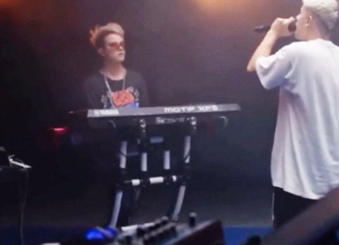 Mesas DJ-Z100 y Z200 — estéticas limpias, cableado oculto